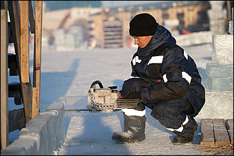 15 декабрь 2016 г., Барнаул © Амител Вячеслав Мельников   Работа во весь дух. Возведение сказочного городка на площади Сахарова