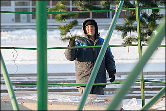 15 декабрь 2016 г., Барнаул © Амител Вячеслав Мельников   Работа во весь дух. Возведение сказочного городка на площади Сахарова