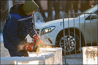 15 декабрь 2016 г., Барнаул © Амител Вячеслав Мельников   Работа во весь дух. Возведение сказочного городка на площади Сахарова