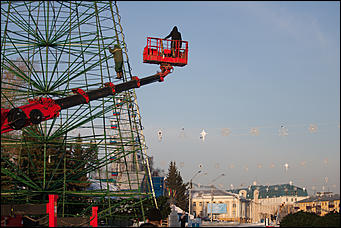 15 декабрь 2016 г., Барнаул © Амител Вячеслав Мельников   Работа во весь дух. Возведение сказочного городка на площади Сахарова