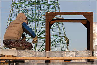 15 декабрь 2016 г., Барнаул © Амител Вячеслав Мельников   Работа во весь дух. Возведение сказочного городка на площади Сахарова