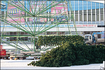 15 декабрь 2016 г., Барнаул © Амител Вячеслав Мельников   Работа во весь дух. Возведение сказочного городка на площади Сахарова