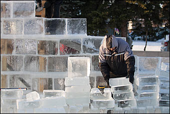 15 декабрь 2016 г., Барнаул © Амител Вячеслав Мельников   Работа во весь дух. Возведение сказочного городка на площади Сахарова