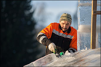 15 декабрь 2016 г., Барнаул © Амител Вячеслав Мельников   Работа во весь дух. Возведение сказочного городка на площади Сахарова