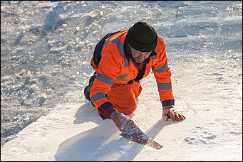 15 декабрь 2016 г., Барнаул © Амител Вячеслав Мельников   Работа во весь дух. Возведение сказочного городка на площади Сахарова