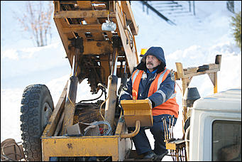 15 декабрь 2016 г., Барнаул © Амител Вячеслав Мельников   Работа во весь дух. Возведение сказочного городка на площади Сахарова
