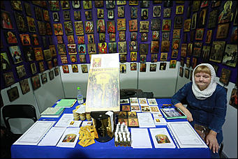 18 октября 2017 г., Барнаул. Екатерина Смолихина   Православные ножи и футболки: выставка "От покаяния к воскресению России" открылась  в Барнауле