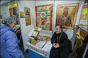 18 октября 2017 г., Барнаул. Екатерина Смолихина   Православные ножи и футболки: выставка "От покаяния к воскресению России" открылась  в Барнауле