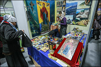 18 октября 2017 г., Барнаул. Екатерина Смолихина   Православные ножи и футболки: выставка "От покаяния к воскресению России" открылась  в Барнауле