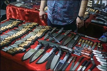 18 октября 2017 г., Барнаул. Екатерина Смолихина   Православные ножи и футболки: выставка "От покаяния к воскресению России" открылась  в Барнауле