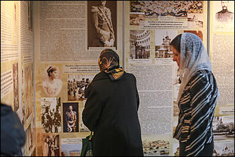 18 октября 2017 г., Барнаул. Екатерина Смолихина   Православные ножи и футболки: выставка "От покаяния к воскресению России" открылась  в Барнауле