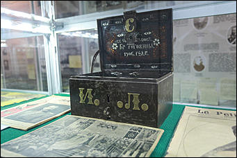 18 октября 2017 г., Барнаул. Екатерина Смолихина   Православные ножи и футболки: выставка "От покаяния к воскресению России" открылась  в Барнауле