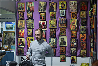 18 октября 2017 г., Барнаул. Екатерина Смолихина   Православные ножи и футболки: выставка "От покаяния к воскресению России" открылась  в Барнауле