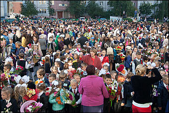 1 сентябрь 2016 г., Барнаул © Амител Вячеслав Мельников Цветы, банты, улыбки: как проходит День знаний в Барнауле