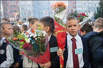 1 сентябрь 2016 г., Барнаул © Амител Вячеслав Мельников Цветы, банты, улыбки: как проходит День знаний в Барнауле