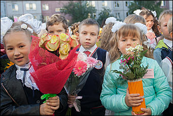 1 сентябрь 2016 г., Барнаул © Амител Вячеслав Мельников Цветы, банты, улыбки: как проходит День знаний в Барнауле