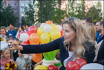 1 сентябрь 2016 г., Барнаул © Амител Вячеслав Мельников Цветы, банты, улыбки: как проходит День знаний в Барнауле