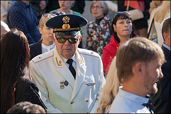 1 сентябрь 2016 г., Барнаул © Амител Вячеслав Мельников Цветы, банты, улыбки: как проходит День знаний в Барнауле