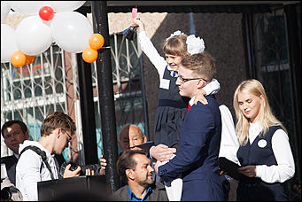 1 сентябрь 2016 г., Барнаул © Амител Вячеслав Мельников Цветы, банты, улыбки: как проходит День знаний в Барнауле