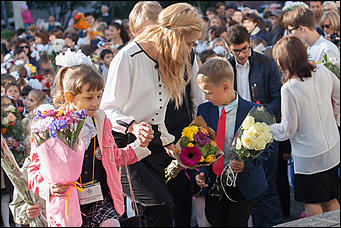 1 сентябрь 2016 г., Барнаул © Амител Вячеслав Мельников Цветы, банты, улыбки: как проходит День знаний в Барнауле