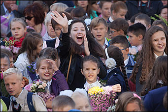 1 сентябрь 2016 г., Барнаул © Амител Вячеслав Мельников Цветы, банты, улыбки: как проходит День знаний в Барнауле