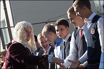 1 сентябрь 2016 г., Барнаул © Амител Вячеслав Мельников Цветы, банты, улыбки: как проходит День знаний в Барнауле