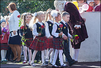 1 сентябрь 2016 г., Барнаул © Амител Вячеслав Мельников Цветы, банты, улыбки: как проходит День знаний в Барнауле