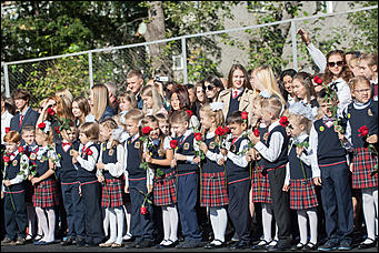 1 сентябрь 2016 г., Барнаул © Амител Вячеслав Мельников Цветы, банты, улыбки: как проходит День знаний в Барнауле