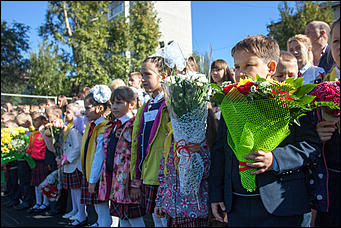 1 сентябрь 2016 г., Барнаул © Амител Вячеслав Мельников Цветы, банты, улыбки: как проходит День знаний в Барнауле