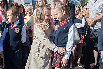 1 сентябрь 2016 г., Барнаул © Амител Вячеслав Мельников Цветы, банты, улыбки: как проходит День знаний в Барнауле