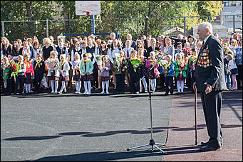 1 сентябрь 2016 г., Барнаул © Амител Вячеслав Мельников Цветы, банты, улыбки: как проходит День знаний в Барнауле