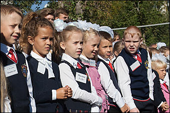 1 сентябрь 2016 г., Барнаул © Амител Вячеслав Мельников Цветы, банты, улыбки: как проходит День знаний в Барнауле