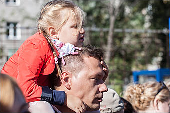 1 сентябрь 2016 г., Барнаул © Амител Вячеслав Мельников Цветы, банты, улыбки: как проходит День знаний в Барнауле