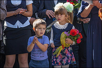 1 сентябрь 2016 г., Барнаул © Амител Вячеслав Мельников Цветы, банты, улыбки: как проходит День знаний в Барнауле