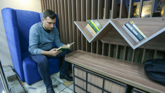 17 января 2019 г., Барнаул. Екатерина Смолихина   Хипстерское место: Шишковку превратили в библиотеку-лофт с кафе и мягкой мебелью