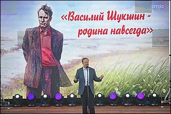 28 июля 2019 г., Сростки. Екатерина Смолихина   Летающая Гребенщикова и стихи из Голливуда: как закрывали фестиваль "Шукшинские дни на Алтае"