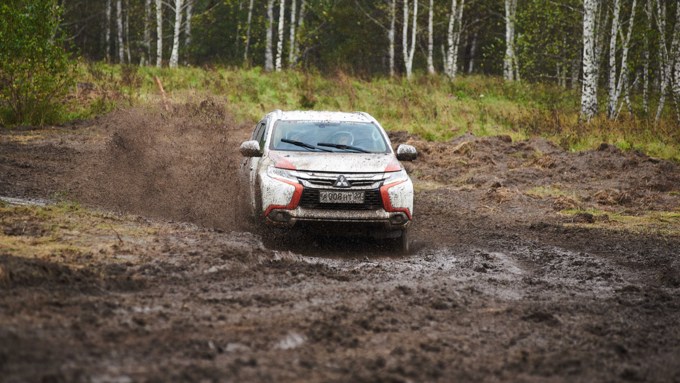 13 сентября 2017 г., Барнаул   Тест-драйв Mitsubishi Pajero Sport с легендарным гонщиком прошел в Барнауле