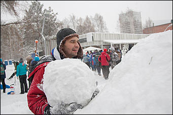 17 декабрь 2016 г., Барнаул © Амител Вячеслав Мельников   Как проходил чемпионат по лепке снеговиков в Барнауле. Фоторепортаж