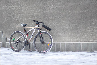 9 ноябрь 2016 г., Барнаул © Амител Вячеслав Мельников    Сильный снегопад накрыл Барнаул. Фоторепортаж