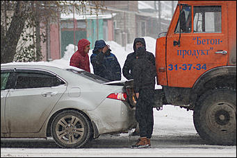 9 ноябрь 2016 г., Барнаул © Амител Вячеслав Мельников    Сильный снегопад накрыл Барнаул. Фоторепортаж