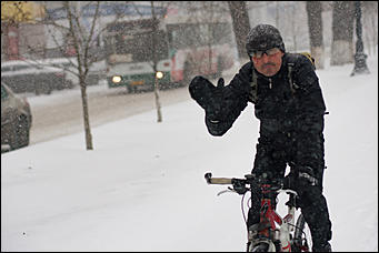 9 ноябрь 2016 г., Барнаул © Амител Вячеслав Мельников    Сильный снегопад накрыл Барнаул. Фоторепортаж