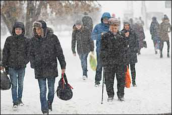 9 ноябрь 2016 г., Барнаул © Амител Вячеслав Мельников    Сильный снегопад накрыл Барнаул. Фоторепортаж