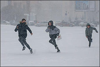 9 ноябрь 2016 г., Барнаул © Амител Вячеслав Мельников    Сильный снегопад накрыл Барнаул. Фоторепортаж