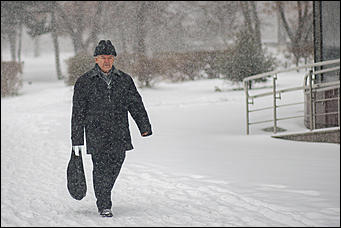9 ноябрь 2016 г., Барнаул © Амител Вячеслав Мельников    Сильный снегопад накрыл Барнаул. Фоторепортаж
