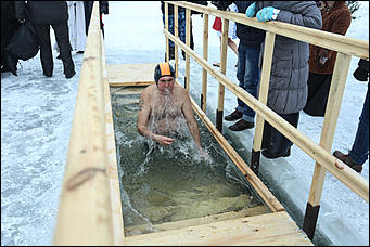 20 января 2018 г., Барнаул. Екатерина Смолихина   И днём и ночью: купание барнаульцев на Крещение