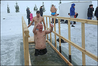 20 января 2018 г., Барнаул. Екатерина Смолихина   И днём и ночью: купание барнаульцев на Крещение