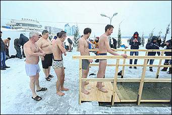 20 января 2018 г., Барнаул. Екатерина Смолихина   И днём и ночью: купание барнаульцев на Крещение