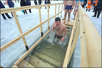 20 января 2018 г., Барнаул. Екатерина Смолихина   И днём и ночью: купание барнаульцев на Крещение