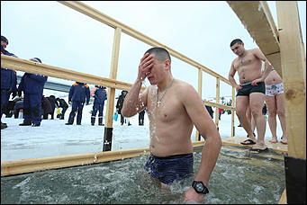 20 января 2018 г., Барнаул. Екатерина Смолихина   И днём и ночью: купание барнаульцев на Крещение