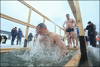 20 января 2018 г., Барнаул. Екатерина Смолихина   И днём и ночью: купание барнаульцев на Крещение